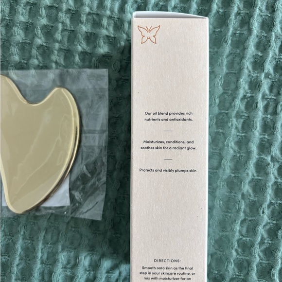 Uncommon James Gold Face Oil Tool - Picture 3 of 3